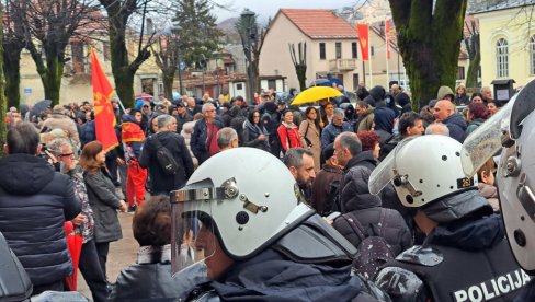 DEBELI DOSIJEI MEĐU TAJNIM SPISIMA: Poražavajuće -Nacionalna bezbednost Crne Gore poverena sumnjivim ljudima DEBELI DOSIJEI MEĐU TAJNIM SPISIMA: Poražavajuće -Nacionalna bezbednost Crne Gore poverena sumnjivim ljudima