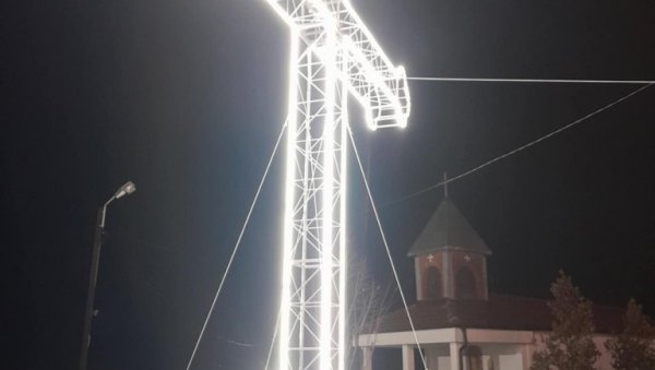 СВЕТЛОСТ ЗА СВЕТИЊЕ: Мајстор Марјан Вељановић из Бујановца украшава порте храмова на југу Србије СВЕТЛОСТ ЗА СВЕТИЊЕ: Мајстор Марјан Вељановић из Бујановца украшава порте храмова на југу Србије