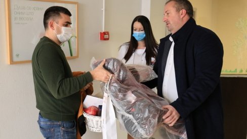 SAVI 100.00 OD GRADA: Prva beba rođena po julijanskom kalendaru - dečak, dobio poklon od Kragujevca SAVI 100.00 OD GRADA: Prva beba rođena po julijanskom kalendaru - dečak, dobio poklon od Kragujevca