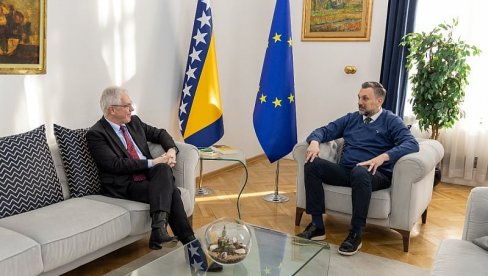 KONAKOVIĆ ZOVE ODLAZEĆEG MARFIJA U POMOĆ: „Koristićemo sva raspoloživa sredstva da im odgovorimo…“ (FOTO) KONAKOVIĆ ZOVE ODLAZEĆEG MARFIJA U POMOĆ: „Koristićemo sva raspoloživa sredstva da im odgovorimo…“ (FOTO)
