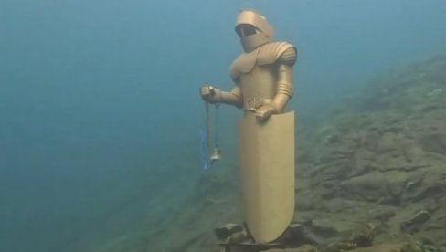 PRONAĐEN MISTERIOZNI OLOVNI VOJNIK: Na dnu Bajkala čuva stražu i visok je 2 metra (VIDEO) PRONAĐEN MISTERIOZNI OLOVNI VOJNIK: Na dnu Bajkala čuva stražu i visok je 2 metra (VIDEO)