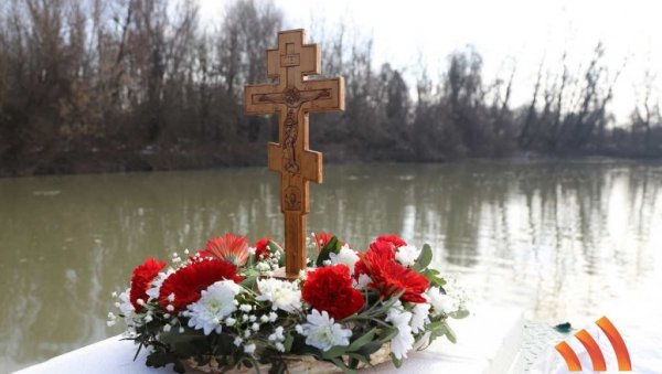 МАМУЗЕ И ХЛАДНИ ТАМИШ САМО ЗА НАЈХРАБРИЈЕ: Традиционално пливање за часни крст у Сечњу МАМУЗЕ И ХЛАДНИ ТАМИШ САМО ЗА НАЈХРАБРИЈЕ: Традиционално пливање за часни крст у Сечњу