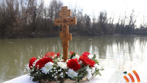MAMUZE I HLADNI TAMIŠ SAMO ZA NAJHRABRIJE: Tradicionalno plivanje za časni krst u Sečnju MAMUZE I HLADNI TAMIŠ SAMO ZA NAJHRABRIJE: Tradicionalno plivanje za časni krst u Sečnju