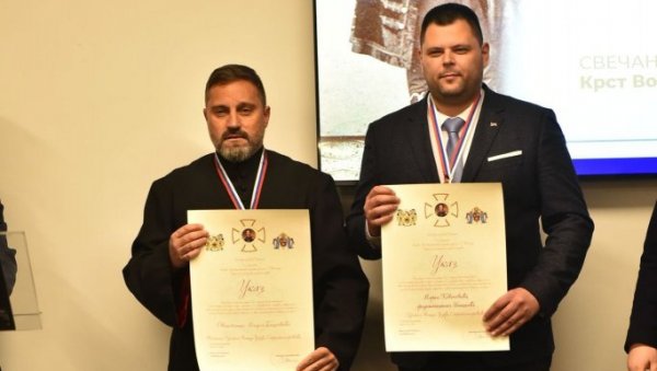 КРСТ НА ПРСИМА СРПСКИХ РОДОЉУБА: Одликовани председник Општине Никшић Марко Ковачевић и свештеник Миајло Бацковић КРСТ НА ПРСИМА СРПСКИХ РОДОЉУБА: Одликовани председник Општине Никшић Марко Ковачевић и свештеник Миајло Бацковић