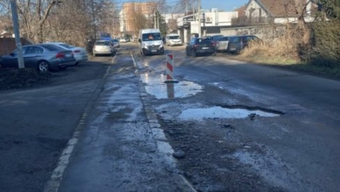 SANACIJA DO KRAJA NEDELJE: Zbog rupa, na Ugrinovačkom putu koristi se samo jedna traka za saobraćaj SANACIJA DO KRAJA NEDELJE: Zbog rupa, na Ugrinovačkom putu koristi se samo jedna traka za saobraćaj