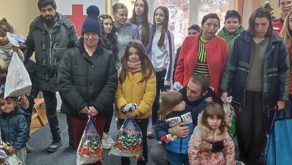 ПАКЕТИЋИ ПУНИ ЉУБАВИ: Још једна хуманитарна акција ОК Техничар из Краљева ПАКЕТИЋИ ПУНИ ЉУБАВИ: Још једна хуманитарна акција ОК Техничар из Краљева