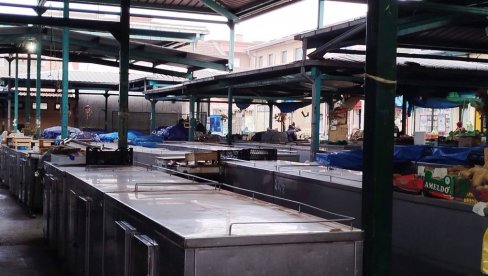 MRAZ RASTERAO PRODAVCE I KUPCE: Paraćinska pijaca danas skoro prazna (FOTO) MRAZ RASTERAO PRODAVCE I KUPCE: Paraćinska pijaca danas skoro prazna (FOTO)
