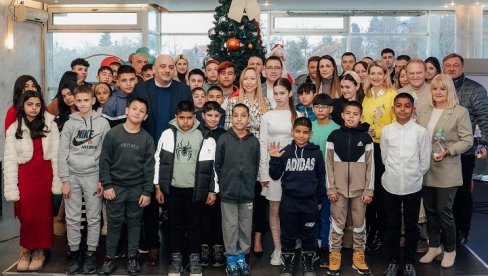 VRŠAČKI PRIVREDNICI DARIVALI DOMCE: Ispunili im novogodišnje želje i vratili osmeh na lice VRŠAČKI PRIVREDNICI DARIVALI DOMCE: Ispunili im novogodišnje želje i vratili osmeh na lice