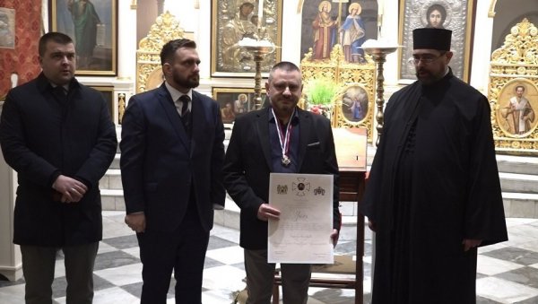 НОВО ПРИЗНАЊЕ ЗА НИКОЛУ МАЛОВИЋА: Писцу Крст вожда Ђорђа Стратимировића НОВО ПРИЗНАЊЕ ЗА НИКОЛУ МАЛОВИЋА: Писцу Крст вожда Ђорђа Стратимировића