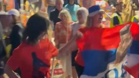 SRPSKI DELIRIJUM U MELBURNU: Vijori se trobojka, a navijači oduševili sve (VIDEO) SRPSKI DELIRIJUM U MELBURNU: Vijori se trobojka, a navijači oduševili sve (VIDEO)
