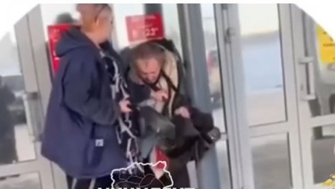 PRETUKLA GA TIGANJEM: Prodavačica zaustavila kradljivca, usledio fizički obračun (VIDEO) PRETUKLA GA TIGANJEM: Prodavačica zaustavila kradljivca, usledio fizički obračun (VIDEO)