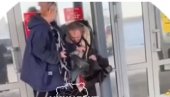 PRETUKLA GA TIGANJEM: Prodavačica zaustavila kradljivca, usledio fizički obračun (VIDEO) PRETUKLA GA TIGANJEM: Prodavačica zaustavila kradljivca, usledio fizički obračun (VIDEO)