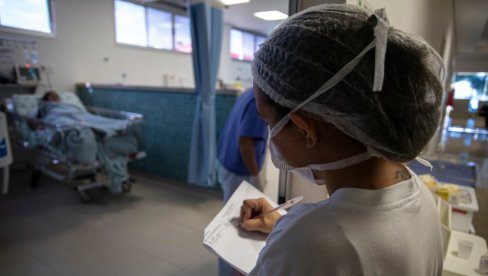 BRITANSKE BOLNICE U KRIZI, PACIJENTI UMIRU U HODNICIMA, SATIMA NEPREGLEDANI Izveštaj: Trenutna situacija potpuno neprihvatljiva BRITANSKE BOLNICE U KRIZI, PACIJENTI UMIRU U HODNICIMA, SATIMA NEPREGLEDANI Izveštaj: Trenutna situacija potpuno neprihvatljiva