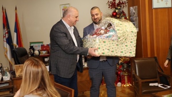 ПРИЈЕМ ЗА РОДИТЕЉЕ: Уручени поклони за прворођену бебу ПРИЈЕМ ЗА РОДИТЕЉЕ: Уручени поклони за прворођену бебу