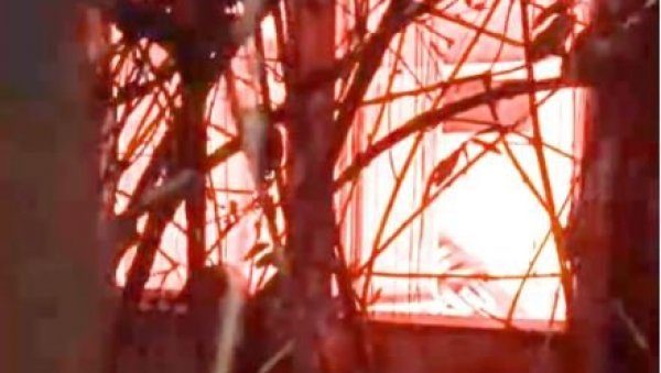 ДЕЧАЦИ ОД 14 И 15 ГОДИНА ИЗАЗВАЛИ ПОЖАР У КРУШЕВЦУ: Запалили 1.000 квадрата старе фабрике, па све то снимили телефоном (ВИДЕО) ДЕЧАЦИ ОД 14 И 15 ГОДИНА ИЗАЗВАЛИ ПОЖАР У КРУШЕВЦУ: Запалили 1.000 квадрата старе фабрике, па све то снимили телефоном (ВИДЕО)