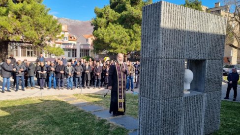 DEČAK JUNAK ZA VEČNOST: služen parastos Aleksandru Maleši, najmlađem borcu Trebinjske brigade DEČAK JUNAK ZA VEČNOST: služen parastos Aleksandru Maleši, najmlađem borcu Trebinjske brigade