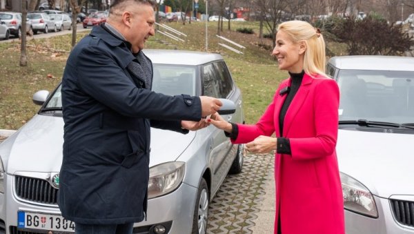 БРЖЕ ДО ПАЦИЈЕНАТА: Дом здравља Звездара добио два возила на коришћење БРЖЕ ДО ПАЦИЈЕНАТА: Дом здравља Звездара добио два возила на коришћење