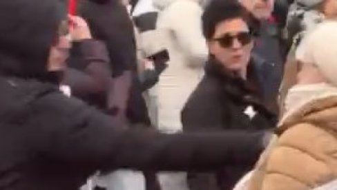 ИНЦИДЕНТ У НОВОМ САДУ: Демонстранти ударају и понижавају баку (ВИДЕО) ИНЦИДЕНТ У НОВОМ САДУ: Демонстранти ударају и понижавају баку (ВИДЕО)