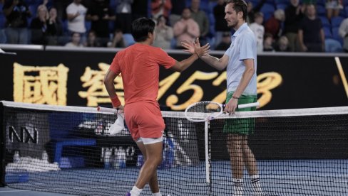 NOVAK ĐOKOVIĆ GLEDA I NE VERUJE: Evo šta je uradio senzacionalni klinac nakon što je eliminisao Danila Medvedeva sa Australijan opena 2025 NOVAK ĐOKOVIĆ GLEDA I NE VERUJE: Evo šta je uradio senzacionalni klinac nakon što je eliminisao Danila Medvedeva sa Australijan opena 2025