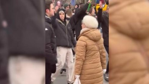 BAKA (65) KOJU SU DEMONSTRANTI UDARALI I PONIŽAVALI NA PROTESTU U NOVOM SADU HITNO NA PUTU ZA BOLNICU: Oseća strašne bolove (VIDEO) BAKA (65) KOJU SU DEMONSTRANTI UDARALI I PONIŽAVALI NA PROTESTU U NOVOM SADU HITNO NA PUTU ZA BOLNICU: Oseća strašne bolove (VIDEO)