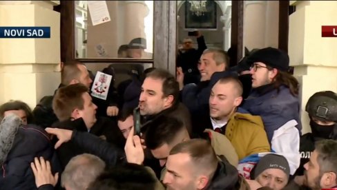 GO SNS U NOVOM SADU: Upadom u Gradsku kuću opozicija potvrdila da želi silom da dođe na vlast GO SNS U NOVOM SADU: Upadom u Gradsku kuću opozicija potvrdila da želi silom da dođe na vlast