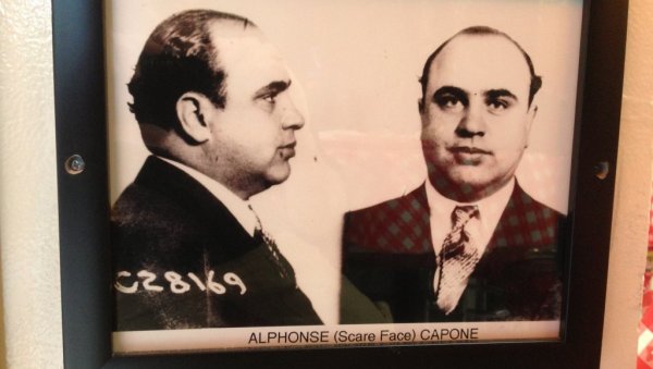ГЕНИЈЕ ЗЛОЧИНА КОЈИ ЈЕ ЗАВЛАДАО ЧИКАГОМ: Фасцинантна биографија Ал Капонеа (ФОТО) ГЕНИЈЕ ЗЛОЧИНА КОЈИ ЈЕ ЗАВЛАДАО ЧИКАГОМ: Фасцинантна биографија Ал Капонеа (ФОТО)