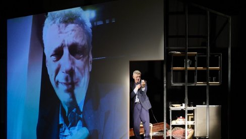 DOLAZI „HEROJ NACIJE“: Predstava kojom je Nikšićko pozorište proslavilo veliki jubilej na turneji u Srbiji DOLAZI „HEROJ NACIJE“: Predstava kojom je Nikšićko pozorište proslavilo veliki jubilej na turneji u Srbiji