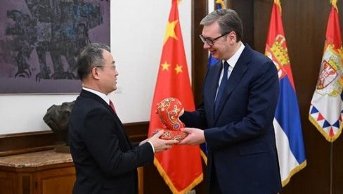 JAČANJE ČELIČNOG PRIJATELJSTVA: Predsednik Vučić sastao se sa ambasadorom Kine Li Mingom (FOTO) JAČANJE ČELIČNOG PRIJATELJSTVA: Predsednik Vučić sastao se sa ambasadorom Kine Li Mingom (FOTO)