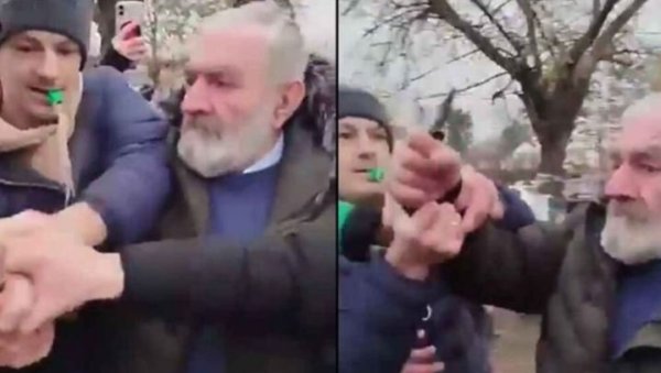 ОГЛАСИО СЕ МУП: Ухапшен мушкарац који је у Новом Саду ножем покушао да исече транспарент који су носили студенти ОГЛАСИО СЕ МУП: Ухапшен мушкарац који је у Новом Саду ножем покушао да исече транспарент који су носили студенти