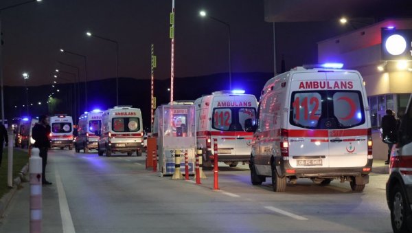ДРАМАТИЧНЕ СЦЕНЕ У ТУРСКОЈ: Од тровања алкохолом умрле 33 особе, више десетина хоспитализовано ДРАМАТИЧНЕ СЦЕНЕ У ТУРСКОЈ: Од тровања алкохолом умрле 33 особе, више десетина хоспитализовано