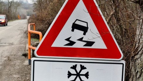 OPREZ ZBOG KLIZAVOG KOLOVOZA: Vozači, obratiti pažnju u ovom delu paraćinske opštine OPREZ ZBOG KLIZAVOG KOLOVOZA: Vozači, obratiti pažnju u ovom delu paraćinske opštine