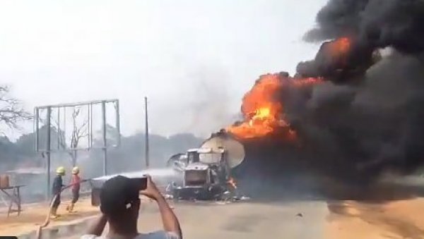 ПОГИНУЛО 60 ЉУДИ: Објављен снимак велике трагедије (ВИДЕО) ПОГИНУЛО 60 ЉУДИ: Објављен снимак велике трагедије (ВИДЕО)