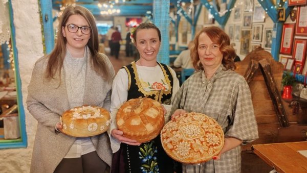 ПОБЕДИЛА КАТАРИНА: На обали Дрине, код Бање Ковиљаче, одржана светковина Крстовдански крсни колач ПОБЕДИЛА КАТАРИНА: На обали Дрине, код Бање Ковиљаче, одржана светковина Крстовдански крсни колач