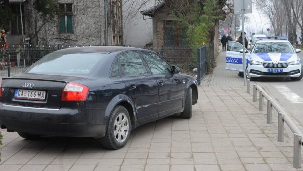 ФИЛМСКА ПОТЕРА ЗА АУДИЈЕМ У ЦЕНТРУ КРАЉЕВА: Возач и сувозач побегли, полиција на ногама ФИЛМСКА ПОТЕРА ЗА АУДИЈЕМ У ЦЕНТРУ КРАЉЕВА: Возач и сувозач побегли, полиција на ногама