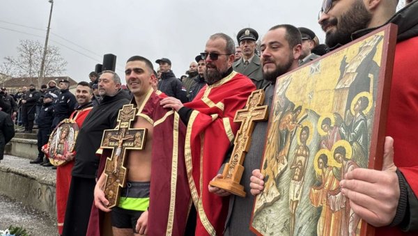 МАТЕЈА (20) ПРВИ ДОПЛИВАО ДО ЧАСНОГ КРСТА: Велика је част, није ми било хладно, ни тешко у води МАТЕЈА (20) ПРВИ ДОПЛИВАО ДО ЧАСНОГ КРСТА: Велика је част, није ми било хладно, ни тешко у води