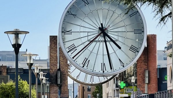 НЕГАТИВНО ВРЕМЕ СВАЂА ФИЗИЧАРЕ: Откриће канадских научника покренуло вечиту тему враћања у младост НЕГАТИВНО ВРЕМЕ СВАЂА ФИЗИЧАРЕ: Откриће канадских научника покренуло вечиту тему враћања у младост