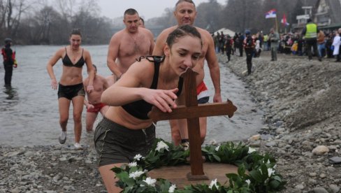 UZ JAKU VERU SVI SU POBEDNICI: I u Kraljevu održano bogojavljensko plivanje za krst časni UZ JAKU VERU SVI SU POBEDNICI: I u Kraljevu održano bogojavljensko plivanje za krst časni