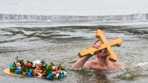 PLIVANJE ZA ČASNI KRST U KRAGUJEVCU: Najbrži Dušan Janjić PLIVANJE ZA ČASNI KRST U KRAGUJEVCU: Najbrži Dušan Janjić