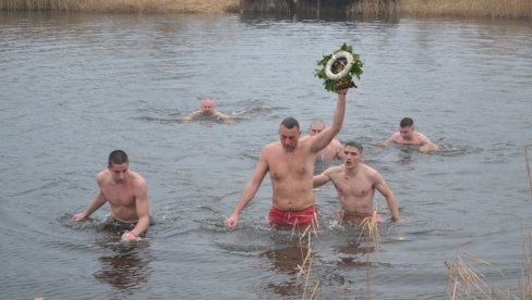 ČASNI KRST ZA POGINULU SESTRU: Branko Ugrinić prvi doplivao do krsta kod Kikinde, pa podvig posvetio sestri (Foto) ČASNI KRST ZA POGINULU SESTRU: Branko Ugrinić prvi doplivao do krsta kod Kikinde, pa podvig posvetio sestri (Foto)