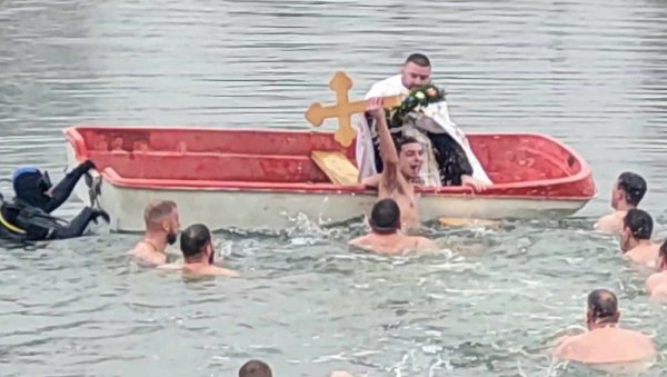 ПЛИВАЊЕ ЗА ЧАСНИ КРСТ ШИРОМ СРБИЈЕ: У Подгорици се ори Ој Косово, Косово! (ФОТО/ВИДЕО) ПЛИВАЊЕ ЗА ЧАСНИ КРСТ ШИРОМ СРБИЈЕ: У Подгорици се ори Ој Косово, Косово! (ФОТО/ВИДЕО)