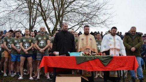 PAVLE PRVI STIGAO DO ČASNOG KRSTA: Tradicionalno plivanje na Bogojavljenje održano i ove godine u Žitištu PAVLE PRVI STIGAO DO ČASNOG KRSTA: Tradicionalno plivanje na Bogojavljenje održano i ove godine u Žitištu