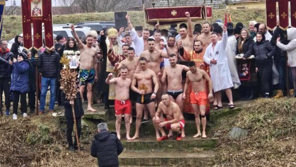 „БАНАТСКИ ЈОРДАН“ СПОЈИО СУНАРОДНИКЕ: За часни крст пливали Срби из Беле Цркве и Румуније (ФОТО) „БАНАТСКИ ЈОРДАН“ СПОЈИО СУНАРОДНИКЕ: За часни крст пливали Срби из Беле Цркве и Румуније (ФОТО)