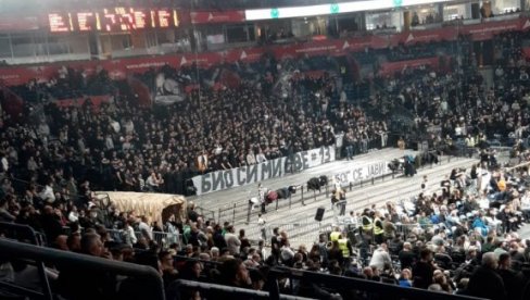 BIO SI MI SVE! KK Partizan i navijači crno-belih odali počast Dejanu Milojeviću (FOTO) BIO SI MI SVE! KK Partizan i navijači crno-belih odali počast Dejanu Milojeviću (FOTO)