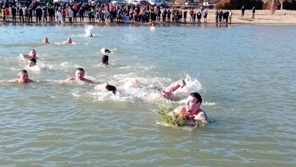 АНДРЕЈИ ДУПЛА КРУНА: У Брзој Паланци за Часни крст пливало 15 такмичара (Фото) АНДРЕЈИ ДУПЛА КРУНА: У Брзој Паланци за Часни крст пливало 15 такмичара (Фото)
