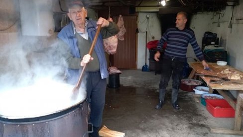 TOVLJENICI ISPLATIVIJI I UKUSNIJI: Svinjokolj u Čačku traje cele zime jer je meso u trgovinama mnogima preskupo TOVLJENICI ISPLATIVIJI I UKUSNIJI: Svinjokolj u Čačku traje cele zime jer je meso u trgovinama mnogima preskupo