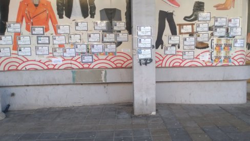 UMRLICE NA SVE STRANE: Objavama o preminulima izlepljeni i izlozi prodavnica UMRLICE NA SVE STRANE: Objavama o preminulima izlepljeni i izlozi prodavnica