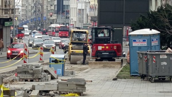 МАШИНЕ ЗАПОСЕЛЕ ПРИЗРЕНСКУ: Због радова поново раскопана улица у центру Београда МАШИНЕ ЗАПОСЕЛЕ ПРИЗРЕНСКУ: Због радова поново раскопана улица у центру Београда