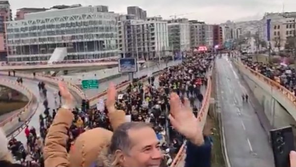 УЗИМАЈУ НА СТОТИНЕ МИЛИОНА ОД ДРЖАВЕ: Директор Филиповић на протестима руши власт УЗИМАЈУ НА СТОТИНЕ МИЛИОНА ОД ДРЖАВЕ: Директор Филиповић на протестима руши власт