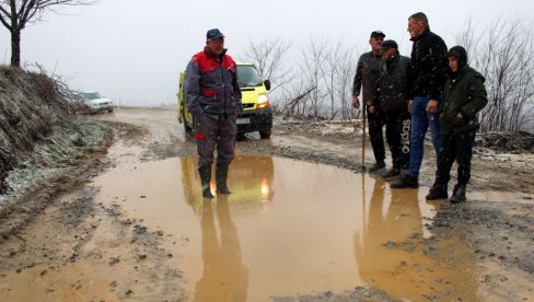 ASFALT SANJAJU 16 GODINA: Muke žitelja Miličinice kod Valjeva zbog 3,6 km uništenog puta, njihove glavne veze za Koceljevu, Šabac, Beograd... ASFALT SANJAJU 16 GODINA: Muke žitelja Miličinice kod Valjeva zbog 3,6 km uništenog puta, njihove glavne veze za Koceljevu, Šabac, Beograd...