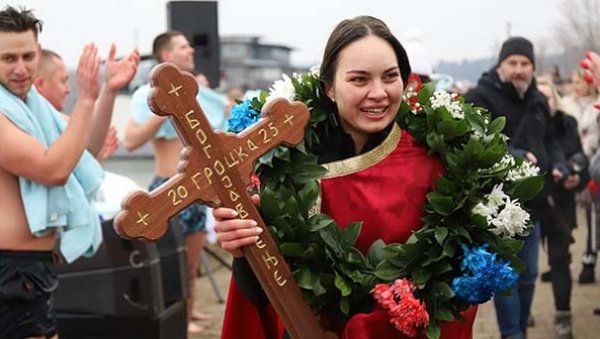 ОД МАЛЕНА ЈЕ ЖЕЛЕЛА ДА ЗАПЛИВА ЗА ЧАСНИ КРСТ: Како је Марија Карић (22) у Гроцкој, на Богојављење, остварила сан ОД МАЛЕНА ЈЕ ЖЕЛЕЛА ДА ЗАПЛИВА ЗА ЧАСНИ КРСТ: Како је Марија Карић (22) у Гроцкој, на Богојављење, остварила сан
